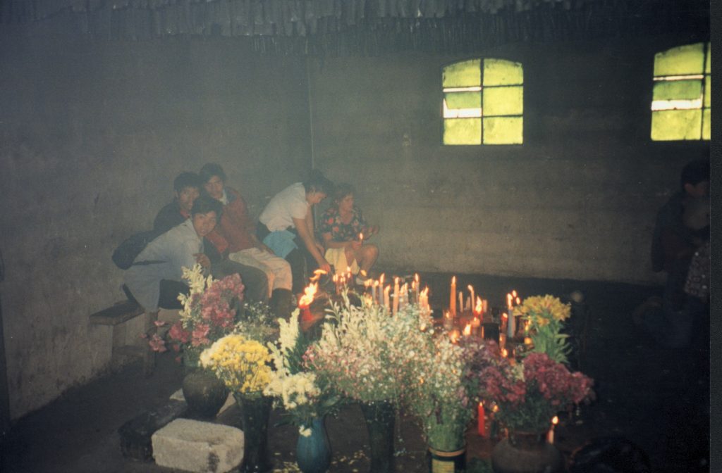 Blomster, lys, spiritus og små trædukker ofres under tilbedelsen af Maximon (San Simon)