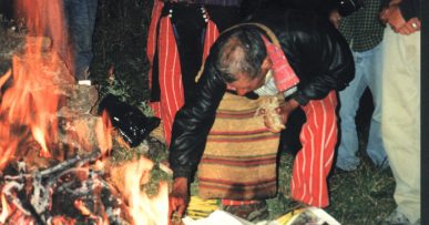 Shamanen i Todos Santos forbereder sin ceremoni