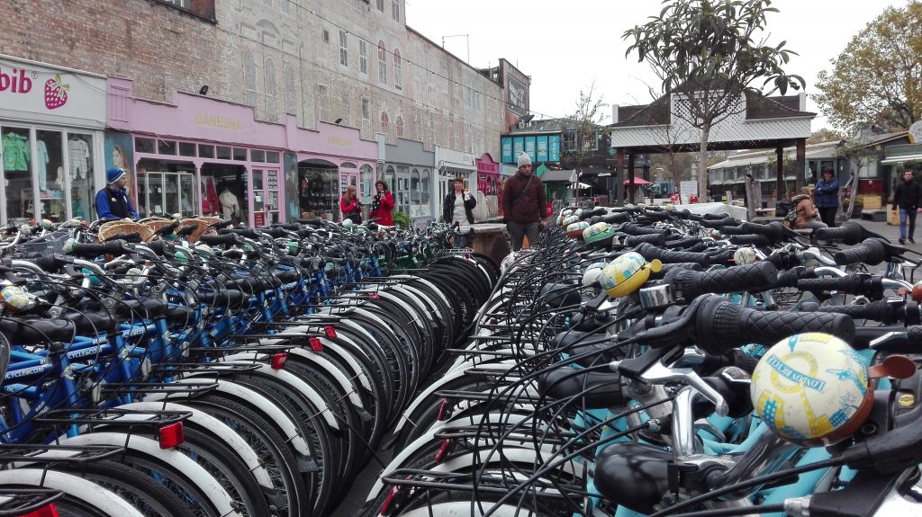 Masser af cykler står klar til brug ved Fisherman's Wharf