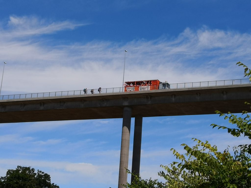 Nyudklækkede studenter og trætte vandrere på Svendborgsundbroen