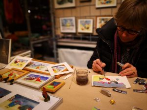 Nanna Heggelund Christensen maler og sælger akvareller på på Julemarked i Ridehuset