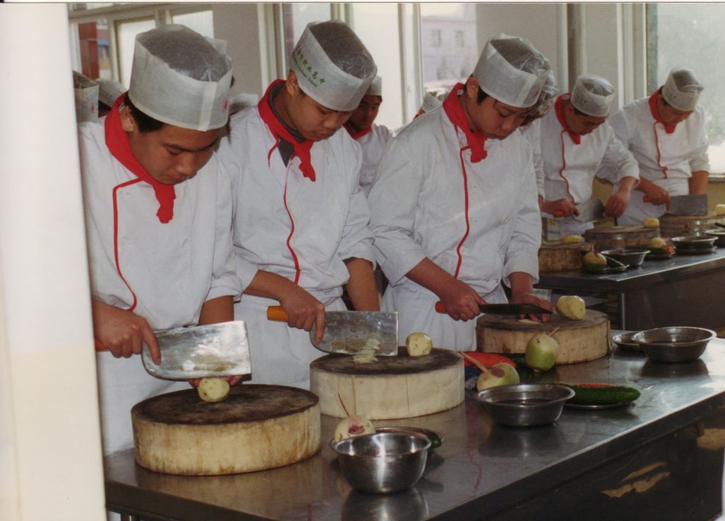 Eleverne på kokkeskolen i Beijing forstår at svinge en kniv
