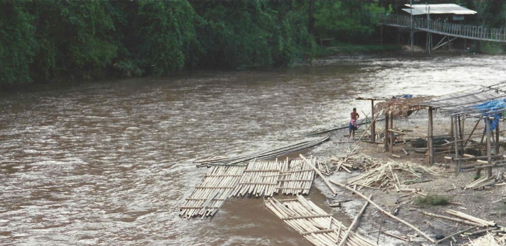 Tømmerflåden bygges af bambus